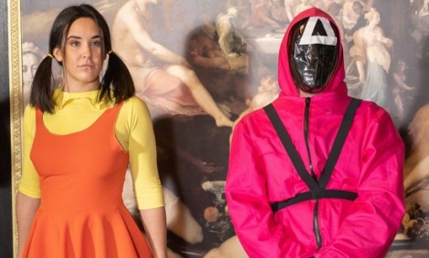 H &Epsilon;&lambda;&lambda;&eta;&nu;&iota;&kappa;ή &pi;&alpha;&rho;&omega;&delta;ί&alpha; &epsilon;&nu;&eta;&lambda;ί&kappa;&omega;&nu; &tau;&omicron;&upsilon; &laquo;Squid Game&raquo; (NetFlix) &pi;&rho;&omicron;&kappa;&alpha;&lambda;&epsilon;ί &pi;&alpha;&gamma;&kappa;ό&sigma;&mu;&iota;&alpha; &phi;&rho;&epsilon;&nu;ί&tau;&iota;&delta;&alpha;!