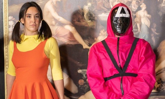 H &Epsilon;&lambda;&lambda;&eta;&nu;&iota;&kappa;ή &pi;&alpha;&rho;&omega;&delta;ί&alpha; &epsilon;&nu;&eta;&lambda;ί&kappa;&omega;&nu; &tau;&omicron;&upsilon; &laquo;Squid Game&raquo; (NetFlix) &pi;&rho;&omicron;&kappa;&alpha;&lambda;&epsilon;ί &pi;&alpha;&gamma;&kappa;ό&sigma;&mu;&iota;&alpha; &phi;&rho;&epsilon;&nu;ί&tau;&iota;&delta;&alpha;!