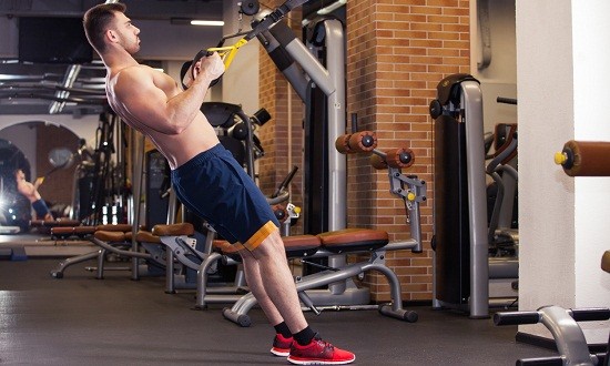 &Tau;&omicron; squat-split &mu;&epsilon; &lambda;ά&sigma;&tau;&iota;&chi;&alpha; &theta;&omega;&rho;&alpha;&kappa;ί&zeta;&epsilon;&iota; &tau;&iota;&sigmaf; &alpha;&rho;&theta;&rho;ώ&sigma;&epsilon;&iota;&sigmaf; &sigma;&omicron;&upsilon;