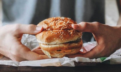 &Delta;&iota;&alpha;&tau;ή&rho;&eta;&sigma;&epsilon; &kappa;&omicron;&rho;&mu;ί &alpha;&kappa;ό&mu;&eta; &kappa;&iota; ό&tau;&alpha;&nu; &lambda;&alpha;&tau;&rho;&epsilon;ύ&epsilon;&iota;&sigmaf; &tau;&omicron; junk food