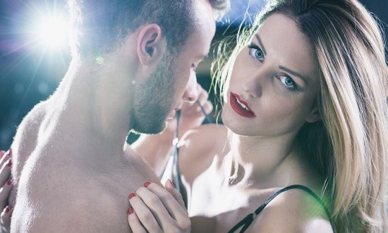 Cuckolding sex: &Eta; &nu;έ&alpha; &tau;&omicron;&lambda;&mu;&eta;&rho;ή &mu;ό&delta;&alpha; &pi;&omicron;&upsilon; &kappa;ά&nu;&epsilon;&iota; &theta;&rho;&alpha;ύ&sigma;&eta; &sigma;&tau;&omicron; &epsilon;&xi;&omega;&tau;&epsilon;&rho;&iota;&kappa;ό