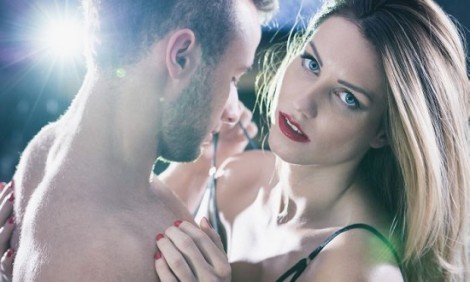 Cuckolding sex: &Eta; &nu;έ&alpha; &tau;&omicron;&lambda;&mu;&eta;&rho;ή &mu;ό&delta;&alpha; &pi;&omicron;&upsilon; &kappa;ά&nu;&epsilon;&iota; &theta;&rho;&alpha;ύ&sigma;&eta; &sigma;&tau;&omicron; &epsilon;&xi;&omega;&tau;&epsilon;&rho;&iota;&kappa;ό