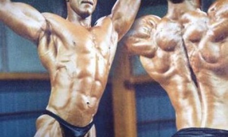 &Sigma;&upsilon;&nu;έ&nu;&tau;&epsilon;&upsilon;&xi;&eta; &Tau;ά&sigma;&omicron;&sigmaf; &Mu;&iota;&sigma;&alpha;&eta;&lambda;ί&delta;&eta;&sigmaf;: &laquo;&Sigma;&tau;&omicron; &Mu;uscle Club &epsilon;ί&mu;&alpha;&sigma;&tau;&epsilon; &mu;&iota;&alpha; &mu;&epsilon;&gamma;ά&lambda;&eta; &omicron;&iota;&kappa;&omicron;&gamma;έ&nu;&epsilon;&iota;&alpha;&raquo;