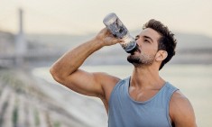&Pi;ό&sigma;&omicron; &nu;&epsilon;&rho;ό &pi;&rho;έ&pi;&epsilon;&iota; &nu;&alpha; &pi;ί&nu;&epsilon;&iota;&sigmaf; &tau;&eta;&nu; &eta;&mu;έ&rho;&alpha;;