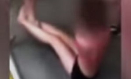 Σάλος με τον γυμναστή που σέρνει με το ζόρι μαθήτρια στην πισίνα του σχολείου