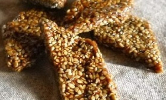 &Pi;&alpha;&sigma;&tau;έ&lambda;&iota;, &eta; &gamma;&lambda;&upsilon;&kappa;&iota;ά &laquo;&sigma;&upsilon;&mu;&mu;&alpha;&chi;ί&alpha;&raquo; &tau;&omicron;&upsilon; &mu;&epsilon;&lambda;&iota;&omicron;ύ &mu;&epsilon; &tau;&omicron; &sigma;&omicron;&upsilon;&sigma;ά&mu;&iota;