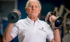 &Alpha;&upsilon;&tau;ή &epsilon;ί&nu;&alpha;&iota; &eta; &alpha;&nu;ώ&tau;&alpha;&tau;&eta; &eta;&lambda;&iota;&kappa;ί&alpha; &pi;&omicron;&upsilon; &mu;&pi;&omicron;&rho;&epsilon;ί&sigmaf; &nu;&alpha; &phi;&tau;ά&sigma;&epsilon;&iota;&sigmaf;