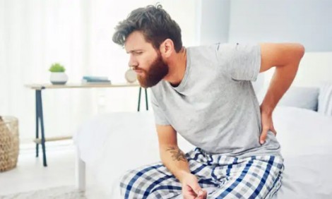 Πόνος στη μέση: Πώς θα καταλάβετε ότι μετατρέπεται σε χρόνιο πρόβλημα