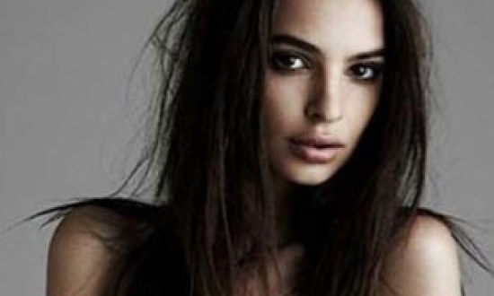 Η Emily Ratajkowski ολόγυμνη και προκλητική ανεβάζει τη θερμοκρασία!