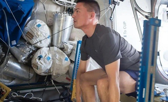 &Mu;ά&theta;&epsilon; &nu;&alpha; &pi;&rho;&omicron;&pi;&omicron;&nu;&epsilon;ί&sigma;&alpha;&iota; ό&pi;&omega;&sigmaf; έ&nu;&alpha;&sigmaf;... &alpha;&sigma;&tau;&rho;&omicron;&nu;&alpha;ύ&tau;&eta;&sigmaf; (vid)