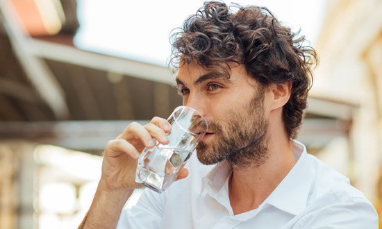 E&rho;&epsilon;&upsilon;&nu;&alpha; &delta;&epsilon;ί&chi;&nu;&epsilon;&iota; &pi;ό&sigma;&alpha; &omicron;&phi;έ&lambda;&eta; &kappa;&epsilon;&rho;&delta;ί&zeta;&epsilon;&iota;&sigmaf; &alpha;&nu; &pi;ί&nu;&epsilon;&iota;&sigmaf; 8 &pi;&omicron;&tau;ή&rho;&iota;&alpha; &nu;&epsilon;&rho;ό &tau;&eta;&nu; &eta;&mu;έ&rho;&alpha;