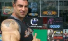 A&upsilon;&tau;έ&sigmaf; &epsilon;ί&nu;&alpha;&iota; &omicron;&iota; &epsilon;&xi;&epsilon;&lambda;ί&xi;&epsilon;&iota;&sigmaf; &alpha;&pi;ό &tau;&eta;&nu; &alpha;&pi;ό&pi;&epsilon;&iota;&rho;&alpha; &delta;&omicron;&lambda;&omicron;&phi;&omicron;&nu;ί&alpha;&sigmaf; &tau;&omicron;&upsilon; Bodybuilder M&alpha;&nu;ώ&lambda;&eta; &Kappa;&alpha;&rho;&alpha;&mu;&alpha;&nu;&lambda;ά&kappa;&eta; [ video ]