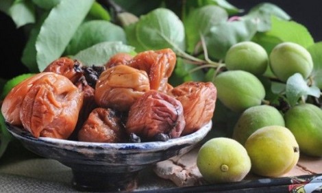 &Delta;&alpha;&mu;ά&sigma;&kappa;&eta;&nu;&omicron; umeboshi: &Eta; &upsilon;&pi;&epsilon;&rho;&tau;&rho;&omicron;&phi;ή &tau;&omega;&nu; &sigma;&alpha;&mu;&omicron;&upsilon;&rho;ά&iota;