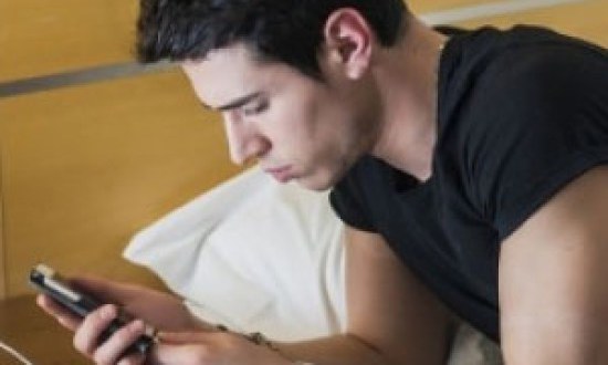 Κινητό δίπλα στο κρεβάτι το βράδυ: Επιτρέπεται τελικά ή όχι;