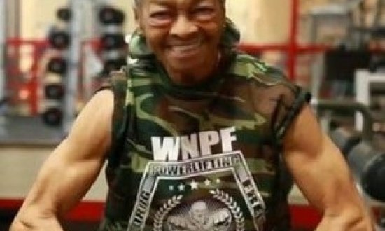 ΣΟΚ: 77χρονη γιαγιά γυμνάζεται και σηκώνει 100 κιλά στις άρσεις θανάτου! (VIDEO)