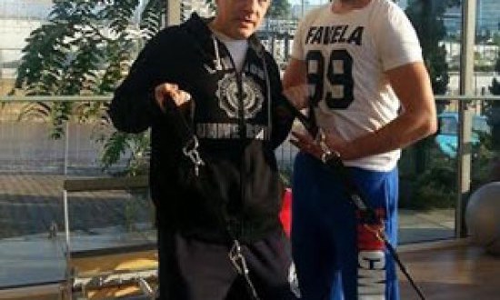 Toν γνωστό ηθοποιό Θάνο Καληώρα γυμνάζει ο personal trainer Θοδωρής Μποφάκος με τη μέθοδο Pilates!