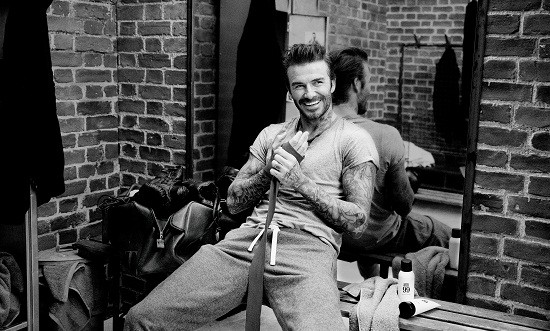 &Sigma;&tau;&eta;&nu; &pi;&alpha;&rho;&alpha;&lambda;ί&alpha; &nu;&tau;ύ&sigma;&omicron;&upsilon; ό&pi;&omega;&sigmaf; &omicron; David Beckham