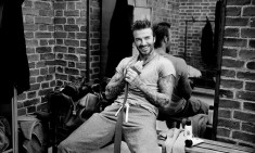 &Sigma;&tau;&eta;&nu; &pi;&alpha;&rho;&alpha;&lambda;ί&alpha; &nu;&tau;ύ&sigma;&omicron;&upsilon; ό&pi;&omega;&sigmaf; &omicron; David Beckham