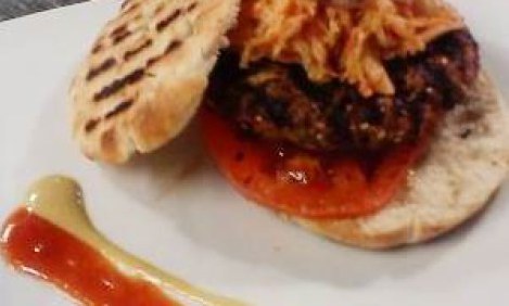 BURGER &Sigma;&Epsilon; &Mu;&Alpha;&Upsilon;&Rho;&Omicron; &Pi;&Iota;&Tau;&Alpha;&Kappa;&Iota; &Mu;&Epsilon; &Sigma;&Alpha;&Lambda;&Alpha;&Tau;&Alpha; &Kappa;&Omicron;&Lambda;&Sigma;&Rho;&Omicron;&Omicron;&Upsilon; &Kappa;&Alpha;&Iota; BBQ SAUSE &tau;&omicron;&upsilon; &Gamma;&rho;. &Kappa;&alpha;&rho;&alpha;&gamma;&iota;ά&nu;&nu;&eta;&sigmaf;