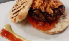 BURGER &Sigma;&Epsilon; &Mu;&Alpha;&Upsilon;&Rho;&Omicron; &Pi;&Iota;&Tau;&Alpha;&Kappa;&Iota; &Mu;&Epsilon; &Sigma;&Alpha;&Lambda;&Alpha;&Tau;&Alpha; &Kappa;&Omicron;&Lambda;&Sigma;&Rho;&Omicron;&Omicron;&Upsilon; &Kappa;&Alpha;&Iota; BBQ SAUSE &tau;&omicron;&upsilon; &Gamma;&rho;. &Kappa;&alpha;&rho;&alpha;&gamma;&iota;ά&nu;&nu;&eta;&sigmaf;