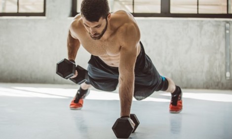 Πώς θα φτιάξεις six-pack αθλητή παίζοντας χαλαρά με δυο αλτήρες