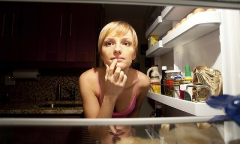 Οι 6 συνήθειες πριν τον ύπνο που σου προσθέτουν κιλά!