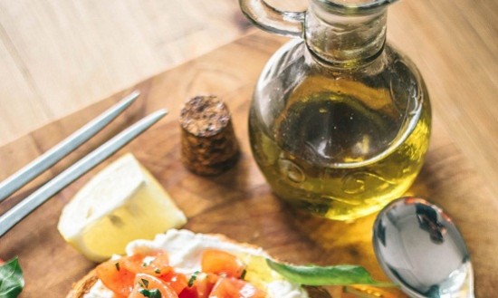 &Tau;&omicron; &epsilon;&lambda;&lambda;&eta;&nu;&iota;&kappa;ό &tau;&rho;ό&phi;&iota;&mu;&omicron; &mu;&epsilon; &tau;&eta;&nu; &kappa;&omicron;&rho;&upsilon;&phi;&alpha;ί&alpha; &alpha;&nu;&tau;&iota;&kappa;&alpha;&rho;&kappa;&iota;&nu;&iota;&kappa;ή &delta;&rho;ά&sigma;&eta;