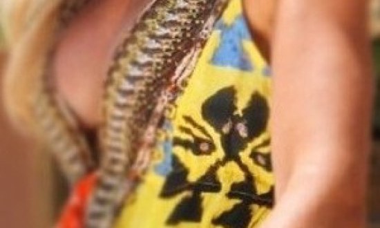 Ελληνίδα παρουσιάστρια τα... έβγαλε βόλτα!