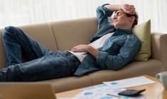 &Sigma;&alpha;&sigmaf; &pi;&alpha;ί&rho;&nu;&epsilon;&iota; &omicron; ύ&pi;&nu;&omicron;&sigmaf; &sigma;&tau;&omicron;&nu; &kappa;&alpha;&nu;&alpha;&pi;έ &kappa;ά&theta;&epsilon; &beta;&rho;ά&delta;&upsilon;; &Tau;&iota; &sigma;&upsilon;&mu;&beta;&alpha;ί&nu;&epsilon;&iota;;