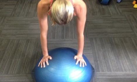 &Xi;&alpha;&nu;&theta;&iota;ά &pi;&alpha;&rho;&omicron;&upsilon;&sigma;&iota;ά&sigma;&tau;&rho;&iota;&alpha; &delta;&iota;&alpha;&tau;&eta;&rho;&epsilon;ί&tau;&alpha;&iota; fit &mu;&epsilon; &gamma;&upsilon;&mu;&nu;&alpha;&sigma;&tau;&iota;&kappa;ή bosu! (video)