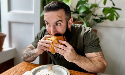 &Tau;&iota; &sigma;&upsilon;&mu;&beta;&alpha;ί&nu;&epsilon;&iota; &sigma;&tau;&omicron; &sigma;ώ&mu;&alpha; &mu;&alpha;&sigmaf; ό&tau;&alpha;&nu; &tau;&rho;ώ&mu;&epsilon; &sigma;&upsilon;&chi;&nu;ά &phi;&alpha;&gamma;&eta;&tau;ό &laquo;&alpha;&pi;' έ&xi;&omega;&raquo;;