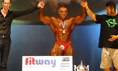 O M&alpha;&nu;ώ&lambda;&eta;&sigmaf; &Tau;&zeta;&iota;&nu;ί&delta;&eta;&sigmaf; &tau;&omicron; &Gamma;&epsilon;&nu;&iota;&kappa;ό &sigma;&tau;&omicron; 28&omicron; &Pi;&alpha;&nu;&epsilon;&lambda;&lambda;ή&nu;&iota;&omicron; &Pi;&rho;&omega;&tau;ά&theta;&lambda;&eta;&mu;&alpha; &Sigma;&omega;&mu;&alpha;&tau;&iota;&kappa;ή&sigmaf; &Delta;&iota;ά&pi;&lambda;&alpha;&sigma;&eta;&sigmaf; &tau;&eta;&sigmaf; IFBB-&Epsilon;&Omicron;&Sigma;&Delta;