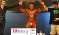 O M&alpha;&nu;ώ&lambda;&eta;&sigmaf; &Tau;&zeta;&iota;&nu;ί&delta;&eta;&sigmaf; &tau;&omicron; &Gamma;&epsilon;&nu;&iota;&kappa;ό &sigma;&tau;&omicron; 28&omicron; &Pi;&alpha;&nu;&epsilon;&lambda;&lambda;ή&nu;&iota;&omicron; &Pi;&rho;&omega;&tau;ά&theta;&lambda;&eta;&mu;&alpha; &Sigma;&omega;&mu;&alpha;&tau;&iota;&kappa;ή&sigmaf; &Delta;&iota;ά&pi;&lambda;&alpha;&sigma;&eta;&sigmaf; &tau;&eta;&sigmaf; IFBB-&Epsilon;&Omicron;&Sigma;&Delta;