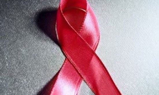 &Alpha;&theta;&lambda;&eta;&tau;έ&sigmaf; &mu;&epsilon; AIDS &alpha;&gamma;&omega;&nu;ί&zeta;&omicron;&nu;&tau;&alpha;&iota; &epsilon;&nu;ά&nu;&tau;&iota;&alpha; &sigma;&tau;&eta;&nu; &alpha;&sigma;&theta;έ&nu;&epsilon;&iota;&alpha; &kappa;&alpha;&iota; &tau;&eta;&nu; &pi;&rho;&omicron;&kappa;&alpha;&tau;ά&lambda;&eta;&psi;&eta;