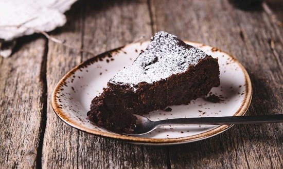 Το λαχταριστό κέικ σοκολάτας με τα δύο υλικά που έχει γίνει viral