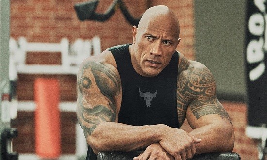 &Alpha;&upsilon;&tau;ή &epsilon;ί&nu;&alpha;&iota; &eta; &gamma;&upsilon;&nu;&alpha;ί&kappa;&alpha; &pi;&omicron;&upsilon; έ&kappa;&alpha;&nu;&epsilon; &tau;&omicron;&nu; &laquo;The Rock&raquo; &nu;&alpha;... &lambda;&iota;ώ&sigma;&epsilon;&iota; &kappa;&alpha;&iota; &nu;&alpha; &tau;&iota;&nu;ά&xi;&epsilon;&iota; &tau;&omicron;&nu; &gamma;ά&mu;&omicron; &tau;&omicron;&upsilon; &sigma;&tau;&omicron;&nu; &alpha;έ&rho;&alpha;