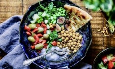 Έ&lambda;&lambda;&eta;&nu;&alpha;&sigmaf; &delta;&iota;&alpha;&tau;&rho;&omicron;&phi;&omicron;&lambda;ό&gamma;&omicron;&sigmaf; &alpha;&pi;&omicron;&kappa;&alpha;&lambda;ύ&pi;&tau;&epsilon;&iota; &tau;&iota;&sigmaf; &tau;&rho;&omicron;&phi;έ&sigmaf; &laquo;&kappa;&lambda;&epsilon;&iota;&delta;&iota;ά&raquo; &gamma;&iota;&alpha; &tau;&eta; &mu;&alpha;&kappa;&rho;&omicron;&zeta;&omega;ί&alpha; &sigma;&tau;&eta;&nu; &Iota;&kappa;&alpha;&rho;ί&alpha;