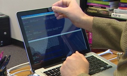 &Gamma;&iota;&alpha;&tau;ί &pi;&rho;έ&pi;&epsilon;&iota; &nu;&alpha; &kappa;&alpha;&lambda;ύ&pi;&tau;&epsilon;&tau;&epsilon; &tau;&eta;&nu; &kappa;ά&mu;&epsilon;&rho;&alpha; &tau;&omicron;&upsilon; &upsilon;&pi;&omicron;&lambda;&omicron;&gamma;&iota;&sigma;&tau;ή &sigma;&alpha;&sigmaf;