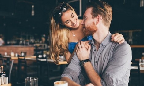 &Tau;&epsilon;&lambda;&iota;&kappa;ά &tau;&iota; &psi;ά&chi;&nu;&epsilon;&iota; &mu;ί&alpha; &gamma;&upsilon;&nu;&alpha;ί&kappa;&alpha; &sigma;&epsilon; έ&nu;&alpha;&nu; ά&nu;&delta;&rho;&alpha;;