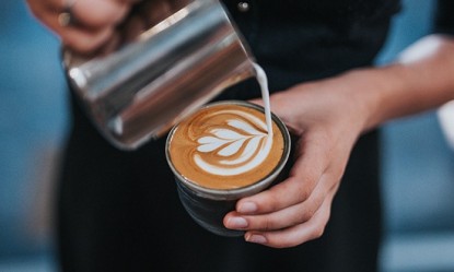 &Delta;&epsilon;ί&tau;&epsilon; &tau;&iota; &sigma;&alpha;&sigmaf; &sigma;&upsilon;&mu;&beta;&alpha;ί&nu;&epsilon;&iota; ό&tau;&alpha;&nu; &beta;ά&zeta;&epsilon;&tau;&epsilon; &gamma;ά&lambda;&alpha; &sigma;&tau;&omicron;&nu; &kappa;&alpha;&phi;έ &sigma;&alpha;&sigmaf;;