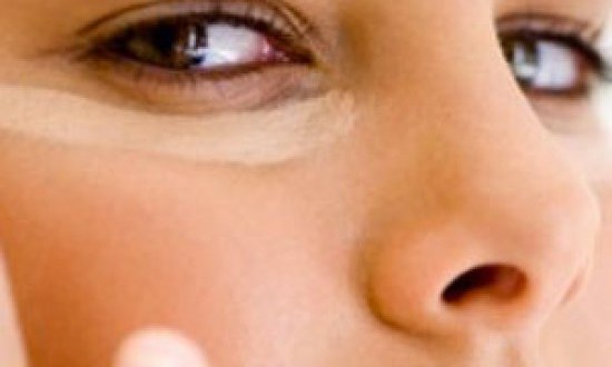 Οι 4 τροφές που «σβήνουν» τους μαύρους κύκλους