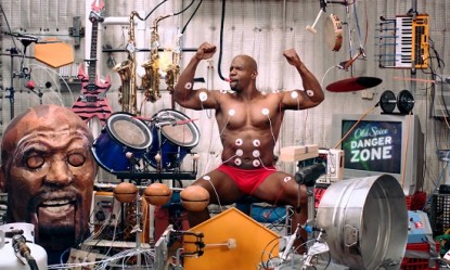 Ο απίστευτος bodybuilder που παίζει μουσική με τους... μύες του! (vid)