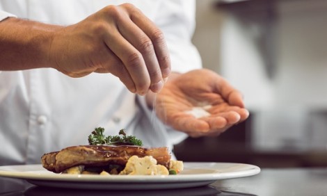 Πώς να μειώσετε το αλάτι που τρώτε στα φαγητά