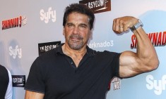 O 69&chi;&rho;&omicron;&nu;&omicron;&sigmaf; Lou Ferrigno &epsilon;&xi;&eta;&gamma;&epsilon;ί &pi;&omega;&sigmaf; &sigma;&upsilon;&nu;&epsilon;&chi;ί&zeta;&epsilon;&iota; &nu;&alpha; &delta;&iota;&alpha;&tau;&eta;&rho;&epsilon;ί &tau;&omicron; &kappa;&omicron;&rho;&mu;ί &tau;&omicron;&upsilon; Hulk!