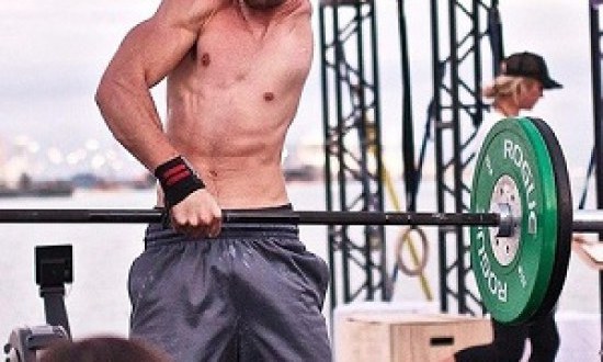 &Alpha;&theta;&lambda;&eta;&tau;ή&sigmaf; &tau;&omicron;&upsilon; bodybuilding &mu;&epsilon; έ&nu;&alpha; &chi;έ&rho;&iota;! (video)