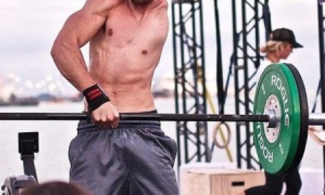 &Alpha;&theta;&lambda;&eta;&tau;ή&sigmaf; &tau;&omicron;&upsilon; bodybuilding &mu;&epsilon; έ&nu;&alpha; &chi;έ&rho;&iota;! (video)