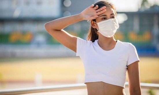 Maskne: &Beta;&gamma;ά&zeta;&epsilon;&iota;&sigmaf; &sigma;&pi;&upsilon;&rho;ά&kappa;&iota;&alpha; &mu;&epsilon; &tau;&eta; &mu;ά&sigma;&kappa;&alpha;;