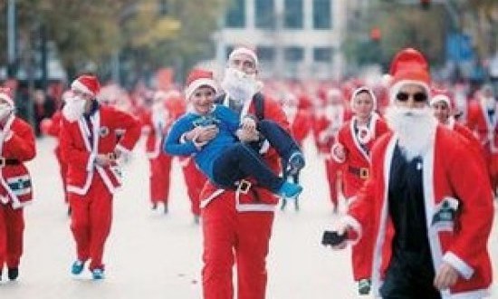 Εκατοντάδες «Αϊ-Βασίληδες» στο κέντρο της Αθήνας