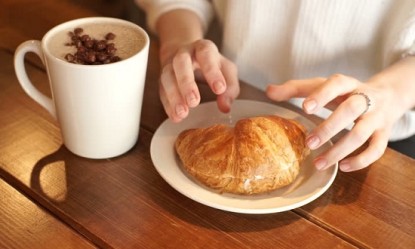 &Alpha;&pi;ό &tau;&iota; &kappa;&iota;&nu;&delta;&upsilon;&nu;&epsilon;ύ&epsilon;&iota;&sigmaf; ό&tau;&alpha;&nu; &delta;&epsilon;&nu; &tau;&rho;&omega;&sigmaf; &pi;&rho;&omega;&iota;&nu;ό;
