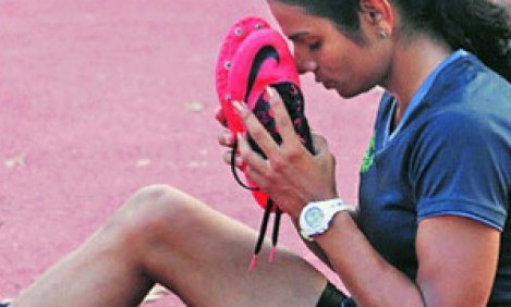 &Eta; &Iota;&nu;&delta;ή &sigma;&pi;&rho;ί&nu;&tau;&epsilon;&rho; &pi;&omicron;&upsilon; &pi;&rho;&omicron;&sigma;&pi;&alpha;&theta;&epsilon;ί &nu;&alpha; &alpha;&pi;&omicron;&delta;&epsilon;ί&xi;&epsilon;&iota; ό&tau;&iota; &epsilon;ί&nu;&alpha;&iota; &kappa;&omicron;&rho;ί&tau;&sigma;&iota; -&Eta; &mu;ά&chi;&eta; &pi;&omicron;&upsilon; &delta;ί&nu;&epsilon;&iota; &eta; 18&chi;&rho;&omicron;&nu;&eta; [&epsilon;&iota;&kappa;ό&nu;&epsilon;&sigmaf;]